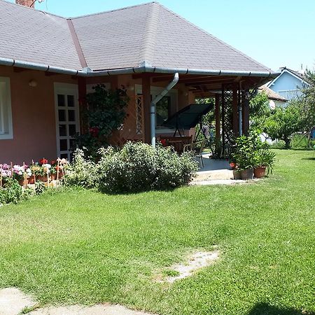 Nemeth Apartmanhaz Balatongyorok Luaran gambar